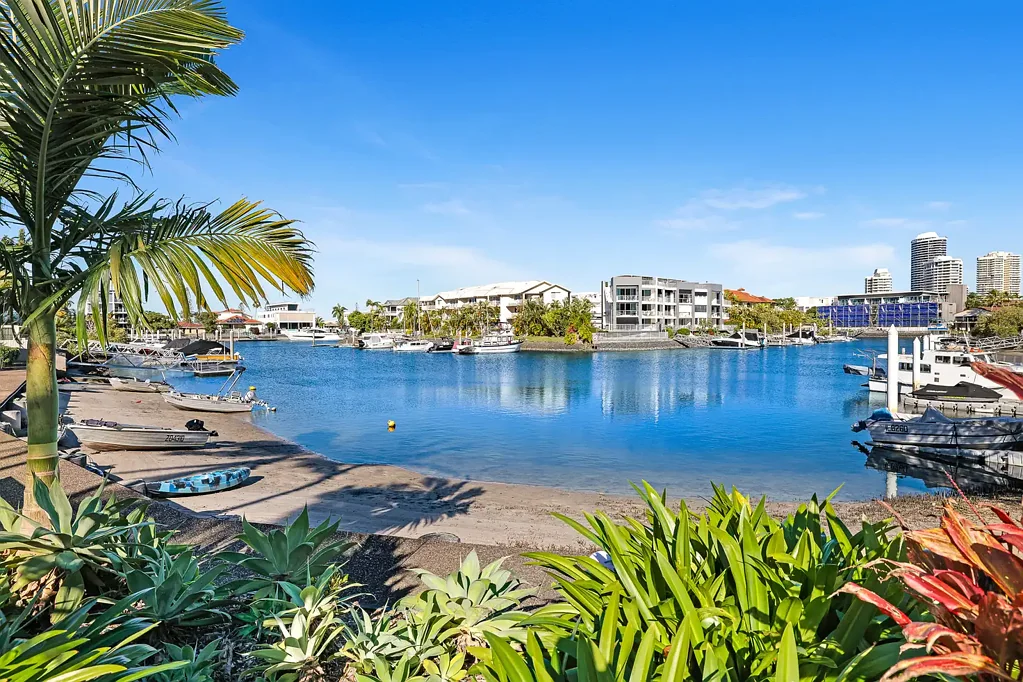 Runaway Bay 2Zimmer Ground Floor Convenience, Waterfront Serenity & Private Beach