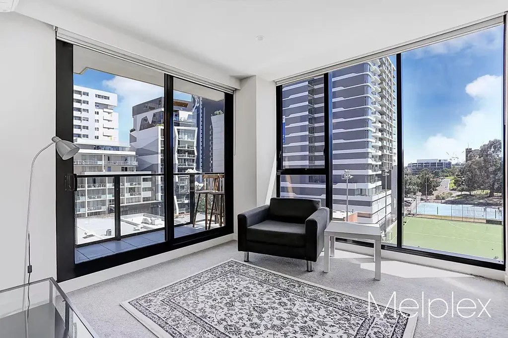South Yarra 2房 西北角采光绝佳 私人阳台宽敞 现代厨房精装 主卧带套间 地下车位安全 交通购物便利 Light-filled Lucia in the Heart of South Yarra