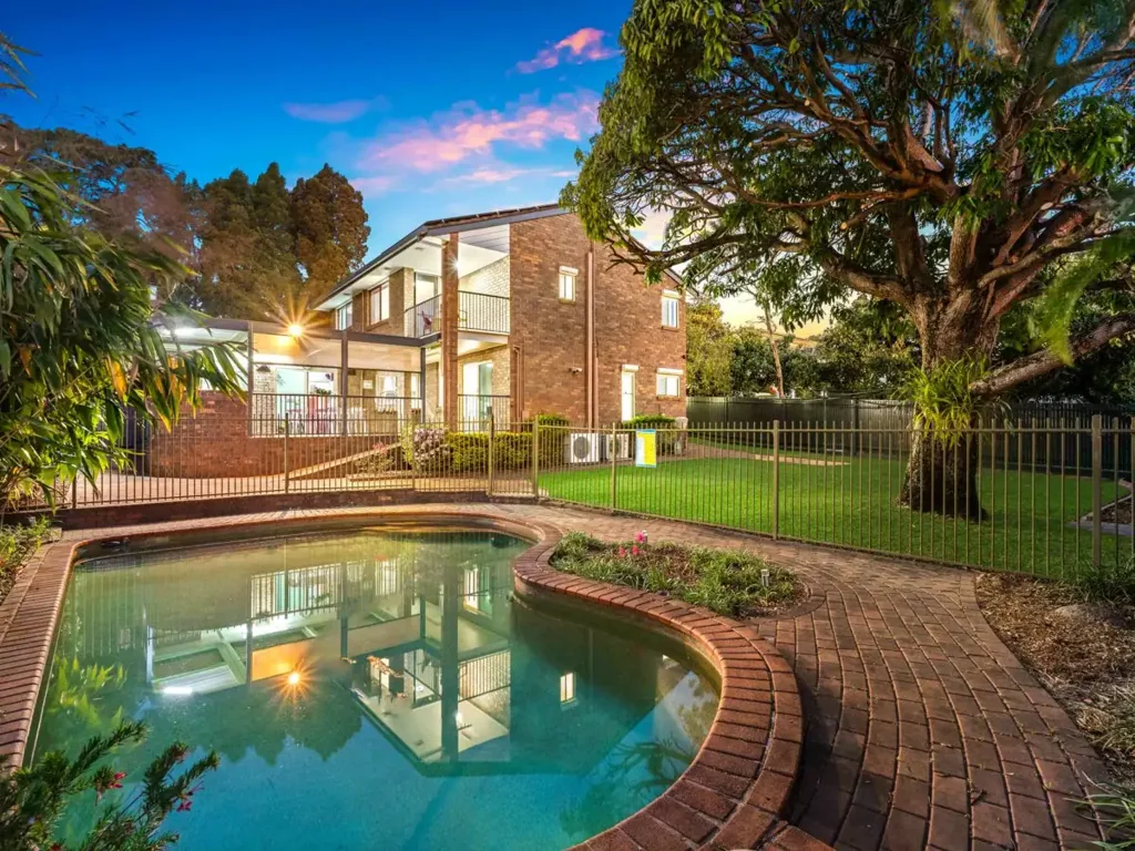 Robertson 6બેડરૂમ Split-level haven with architectural scale & views to Mt Coot-tha