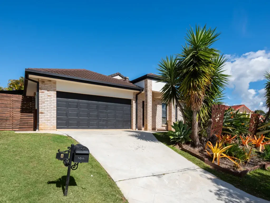 Pacific Pines 4房  Contemporary Split-Level Family Home in Prime Location - Move in Ready!