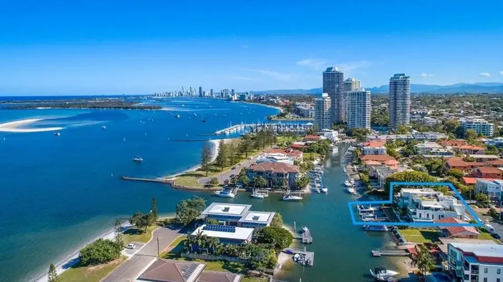 North-East Waterfront Unit with Pontoon - Bridge-Free Access to the Broadwater