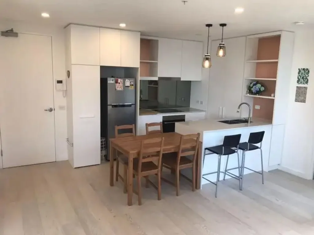 Fully-furnished apartment at the best location of West Melbourne!