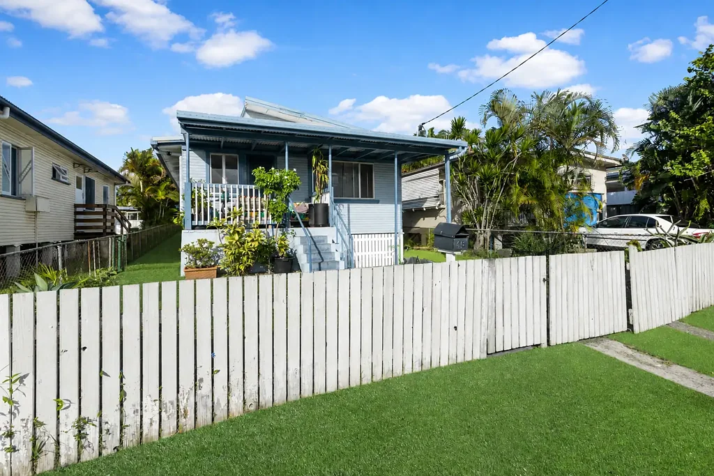 Deception Bay 4房 海滨瑰宝近350米 四卧一卫实用布局 405m²地块 城市邻里分区 未来潜力无限 Coastal Living with Future Potential