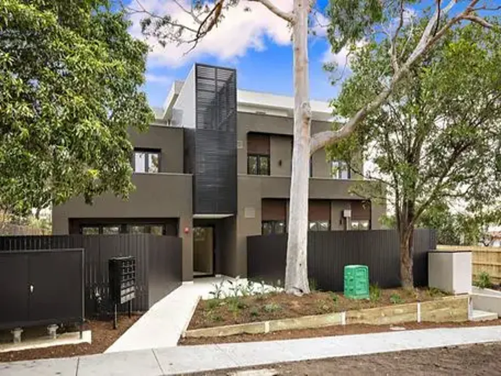 RECENTLY BUILT TWO BEDROOM AND HUGE PRIVATE COURTYARD