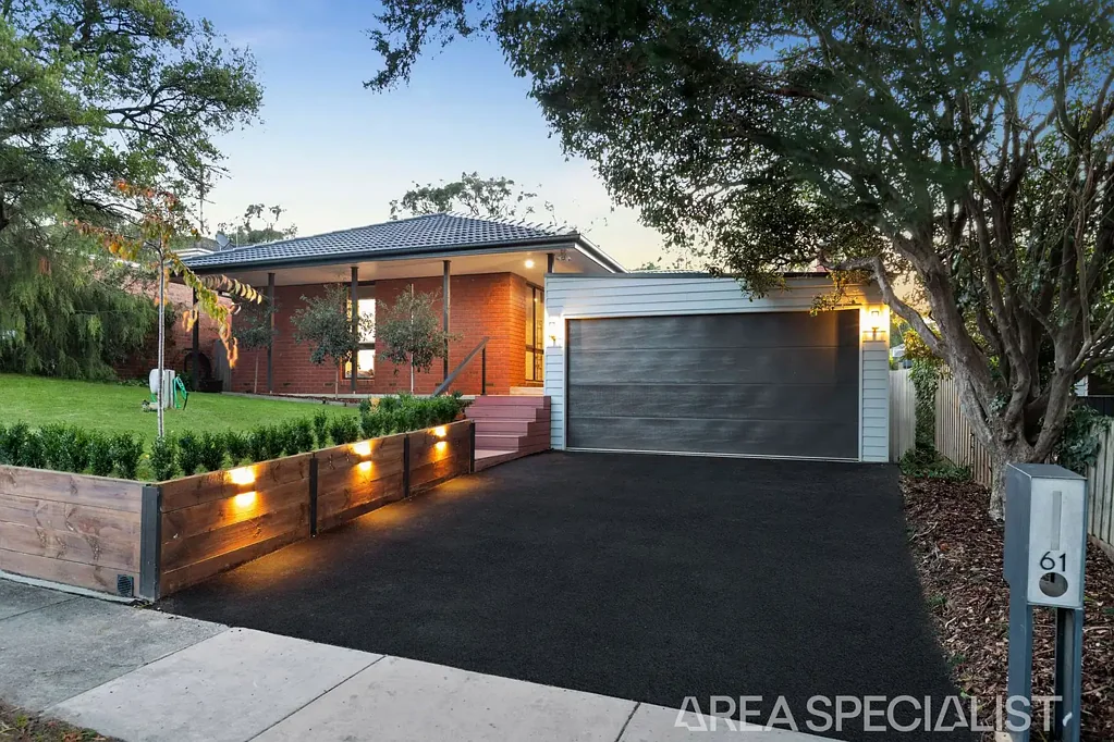 Frankston 4房 Lakewood Estate珍稀物业 背靠自然保护区 宽敞家庭空间 翻新厨房 主卧带衣帽间 分体空调 室内外无缝连接 全配置凉亭 大型车库 轻松生活方式 The Brief: Lakewood Entertainer: Renovated Family Retreat with Alfresco and Oversized Garage