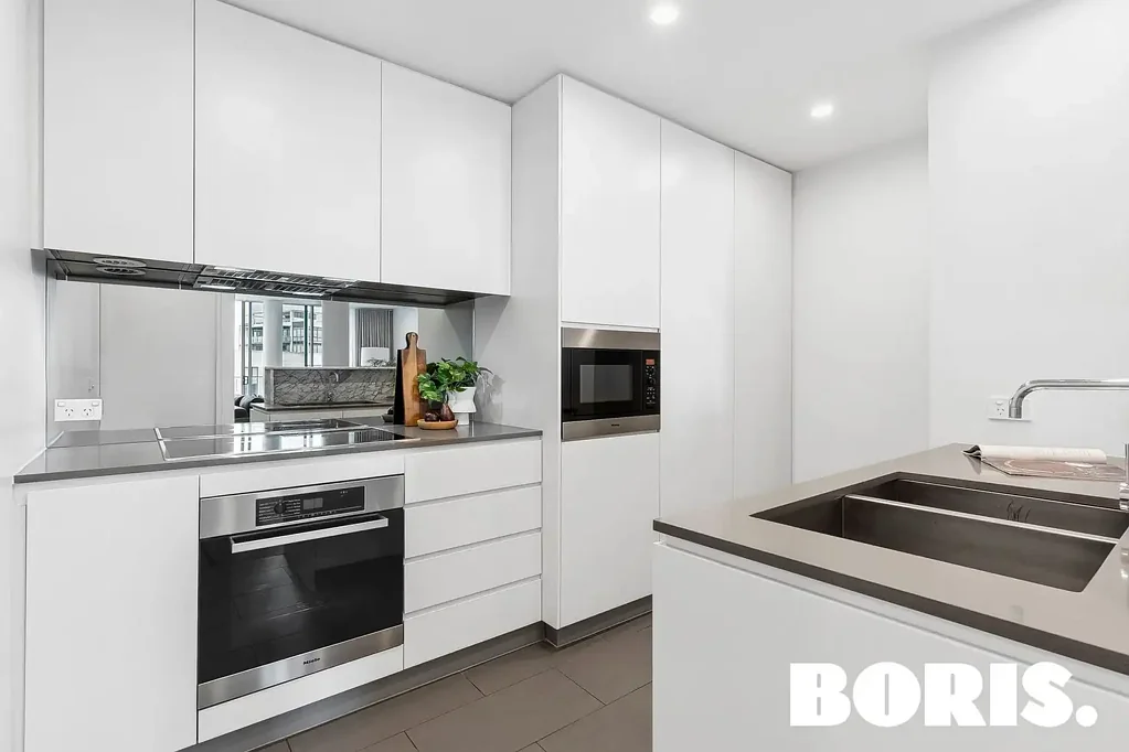 Brilliant light filled apartment - top floor, not to be missed!