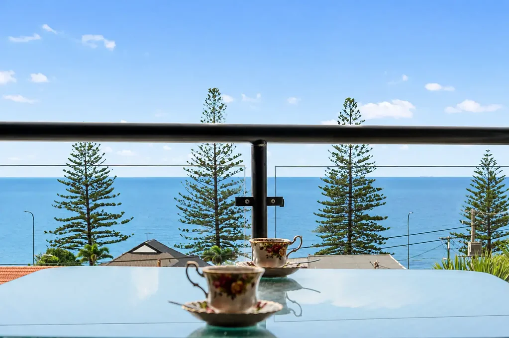 Margate 3房 Margate东南角景观 三个宽敞卧室 主套房带海景 全楼空调 自然光充沛 精品公寓楼 步行至咖啡馆海滩 Sweeping Moreton Bay Views Right Outside Your Window