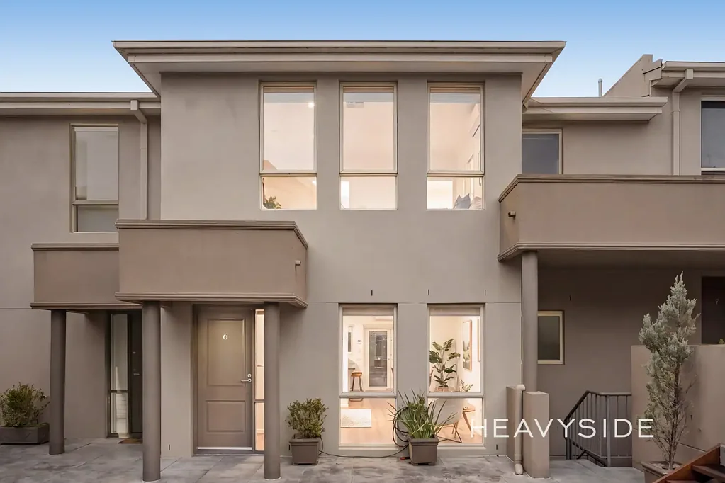 Kew 3غرفة نوم Superb Townhouse in Prime and Leafy Tree Line Position
