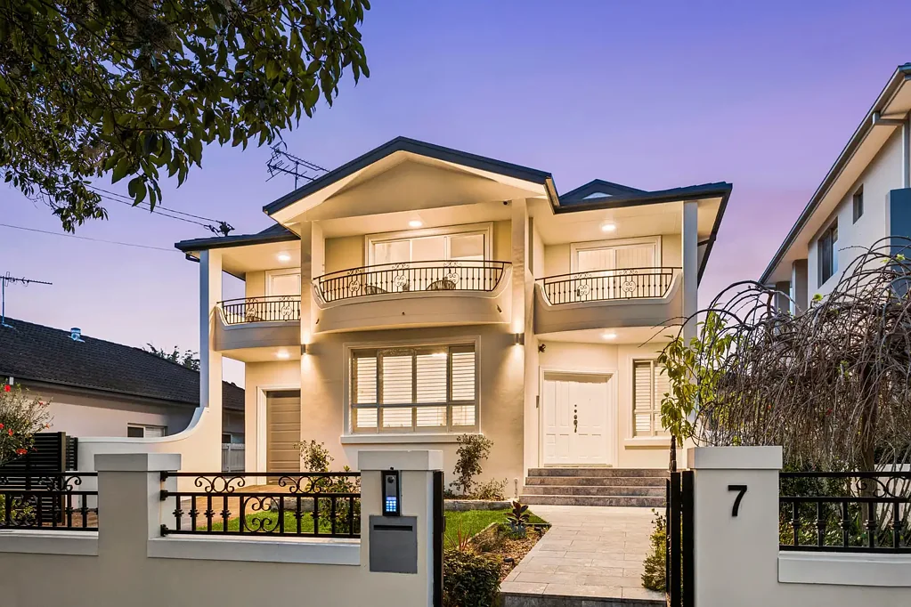 Strathfield 5कमरा Expansive North-to-Rear Family Entertainer in a Prized Golden Mile Address