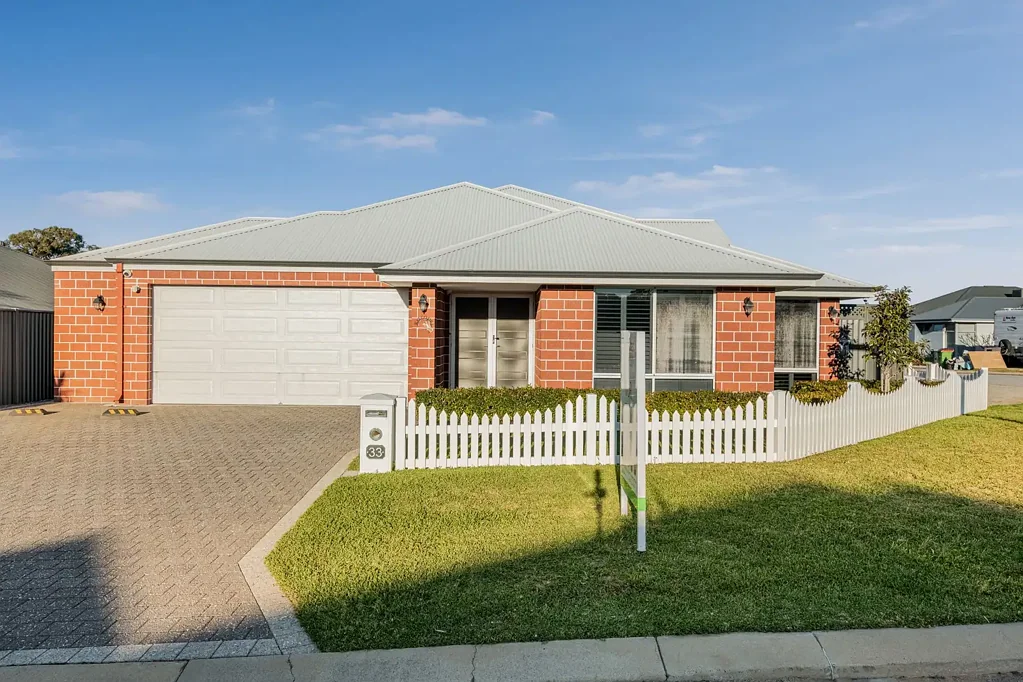 Baldivis 4Kwarto FAMILY SPACE, POOLSIDE LIVING & ROOM TO ENJOY IT ALL