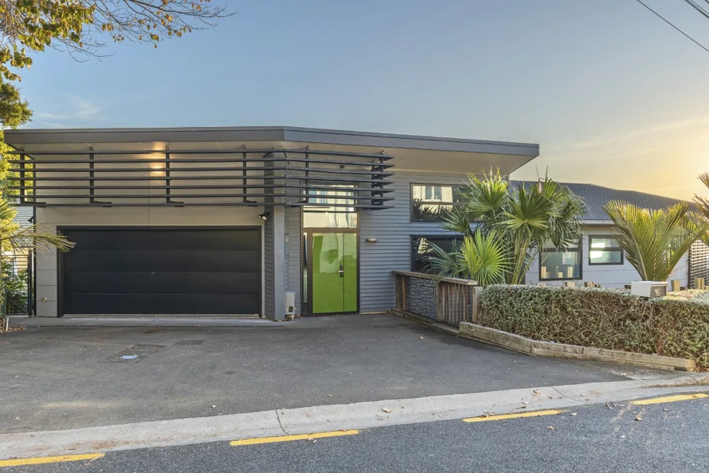 New Plymouth Central 4房  A Statement Home Families Grow Into