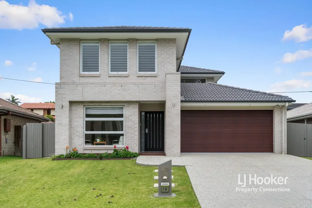 Beautiful Executive Family Home in a Peaceful Cul-de-Sac - R
