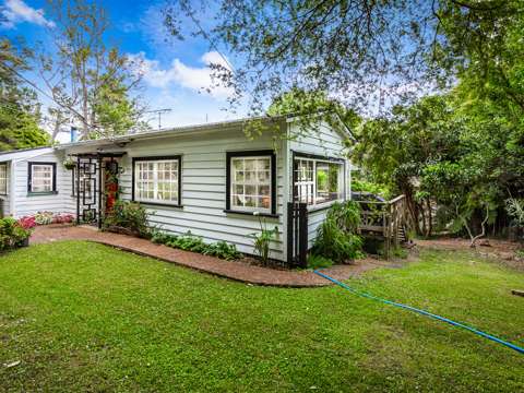 Browns Bay 4 Bedroom Opportunity Knocks: Over 1800m² of Possibility