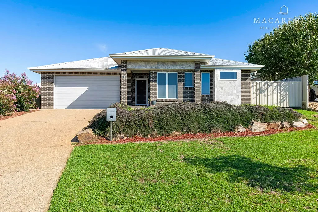 32 Ross Parkway, Gobbagombalin, NSW 2650