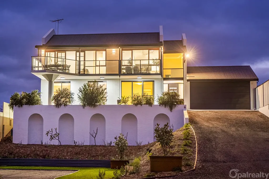 Golden Bay 4Moenga Bespoke living with room for granny flat / workshop