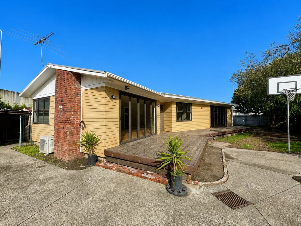 Manurewa, 5 Bedrooms Plus Utility Room