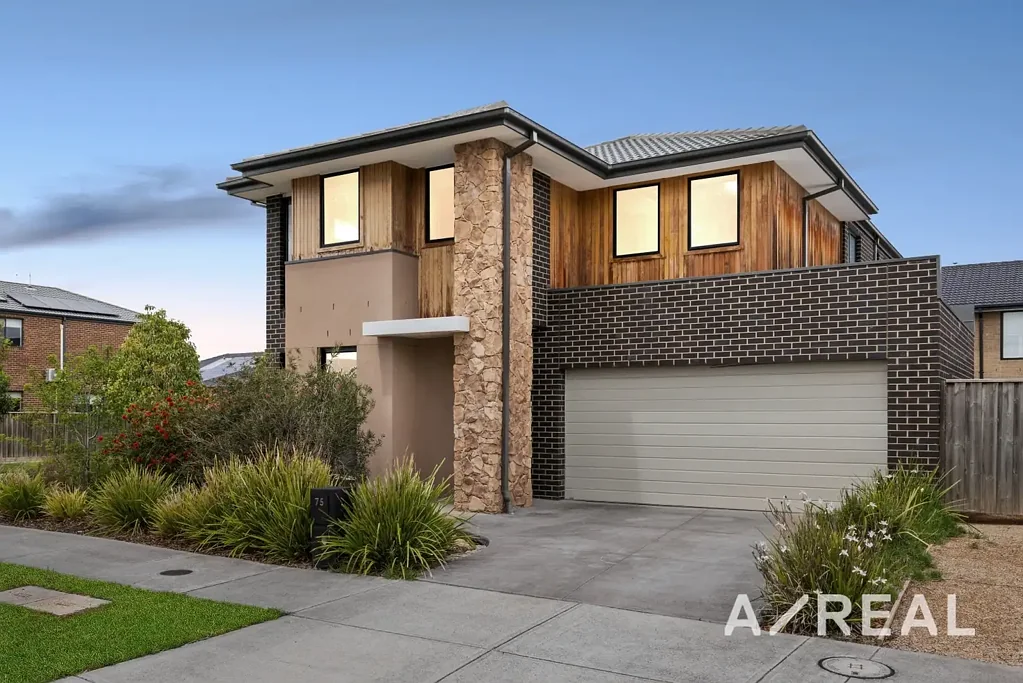 Point Cook 5Phòng ngủ North-Facing Luxury with Two Master Ensuites & Expansive Backyard – Must Be Sold!!!