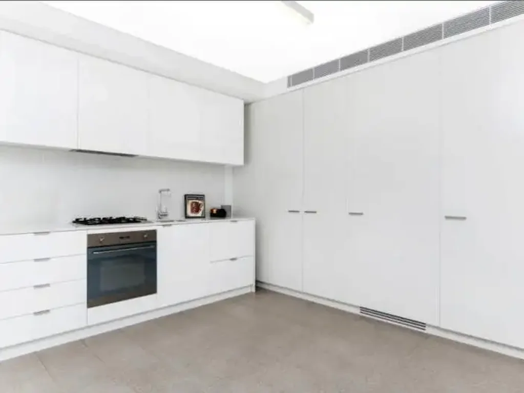OVERSIZED APARTMENT WITH BALCONY & PARKING IN THE HEART OF RANDWICK