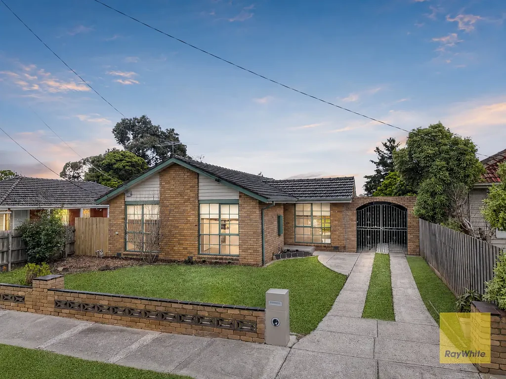 Deer Park 4Kwarto Spacious Family Home on Approx. 697m² - Walk to Deer Park Station