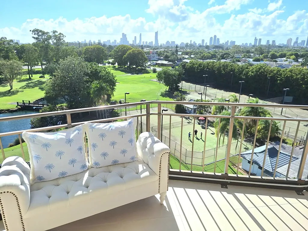 Clear Island Waters 2Zimmer Renovated 2 bedroom unit with stunning Gold Coast skyline views.
