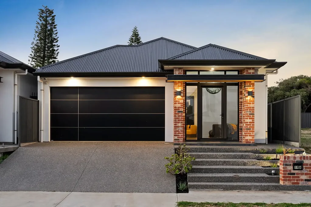 West Lakes Shore 4 Slaapkamer Contemporary Family Home in Prestigious West Lakes Location