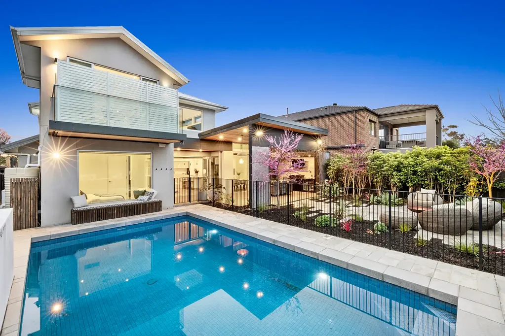 Oakleigh South 4 Slaapkamer Poolside Palace in Golf Course Precinct