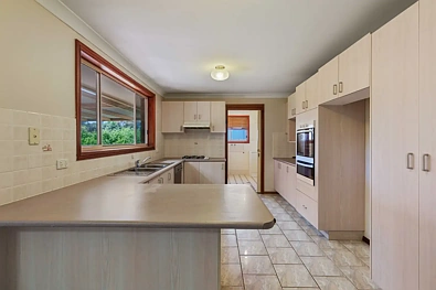 ਰਸੋਈ - 3 Booth Crescent, Orange, NSW 2800