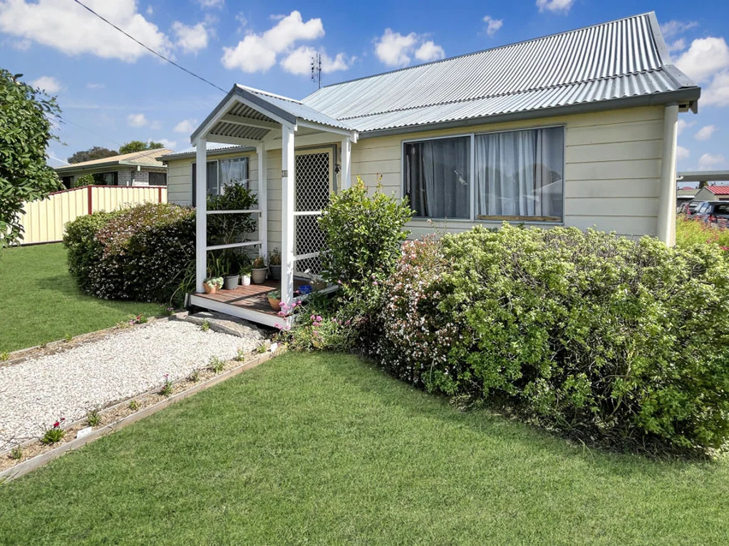 42 Margaret Street, Tenterfield, NSW 2372