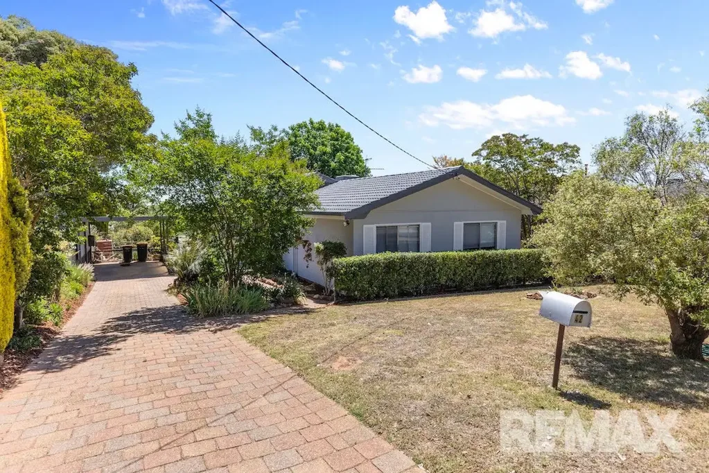 42 Mimosa Drive, Mount Austin, NSW 2650