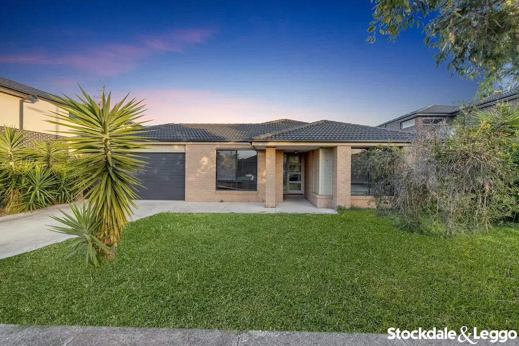 4 BEDROOM  FAMILY HOME FOR RENT IN POINT COOK !!