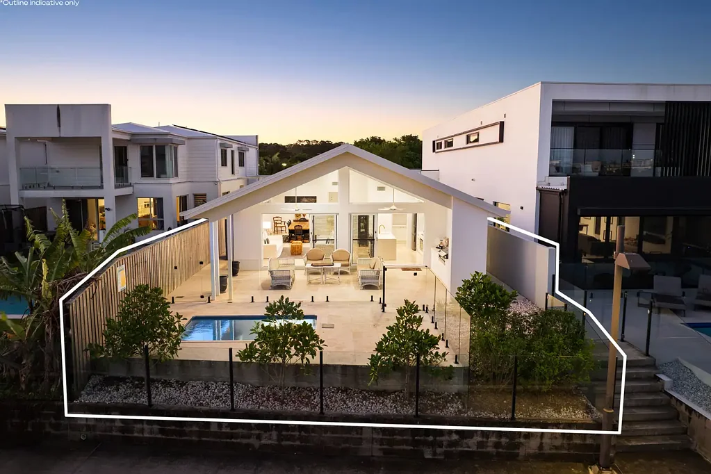Hope Island 4Zimmer Where Waterside Oasis Meets Hamptons Elegance - A Rare Single-Level Offering