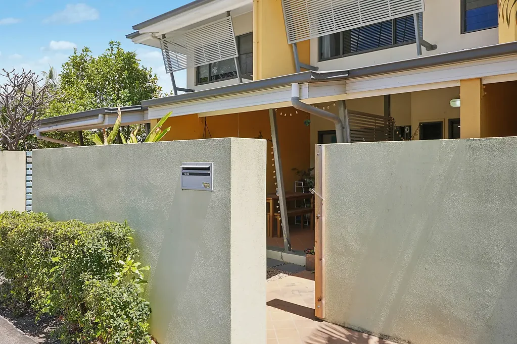 South Townsville 2Habitaciones Indoor living flows outdoors.