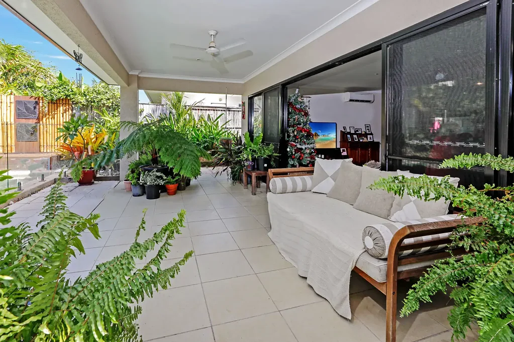 TROPICAL LIVING IN TRINITY BEACH - SPARKLING INGROUND POOL INCLUDED!