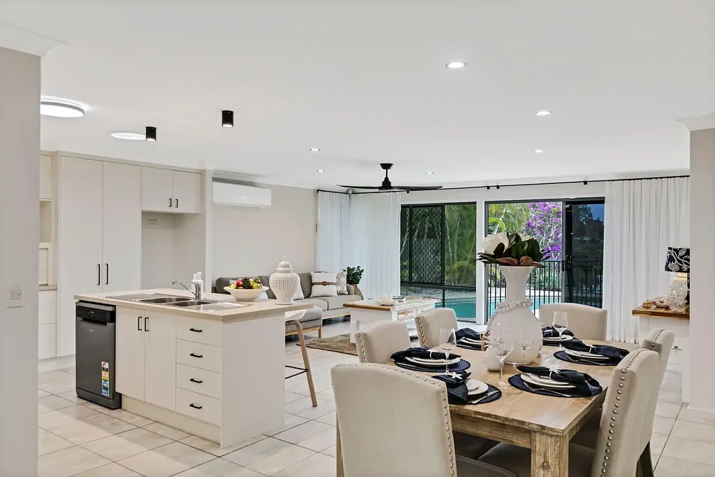 Pelican Waters 5कमरा Lakeside Luxury Awaits at this Spacious Family Home