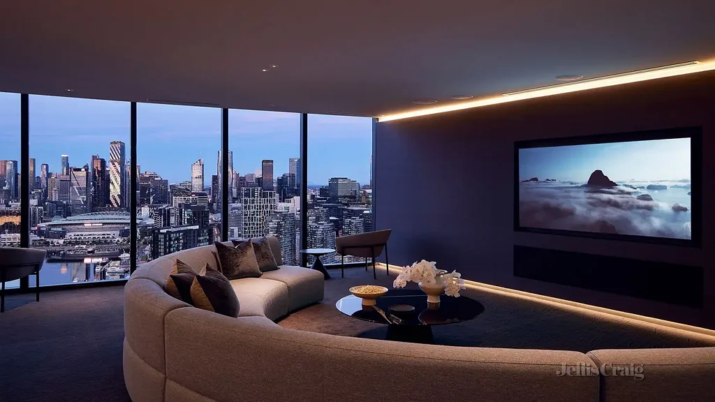 Dockland Apartment with Great Views