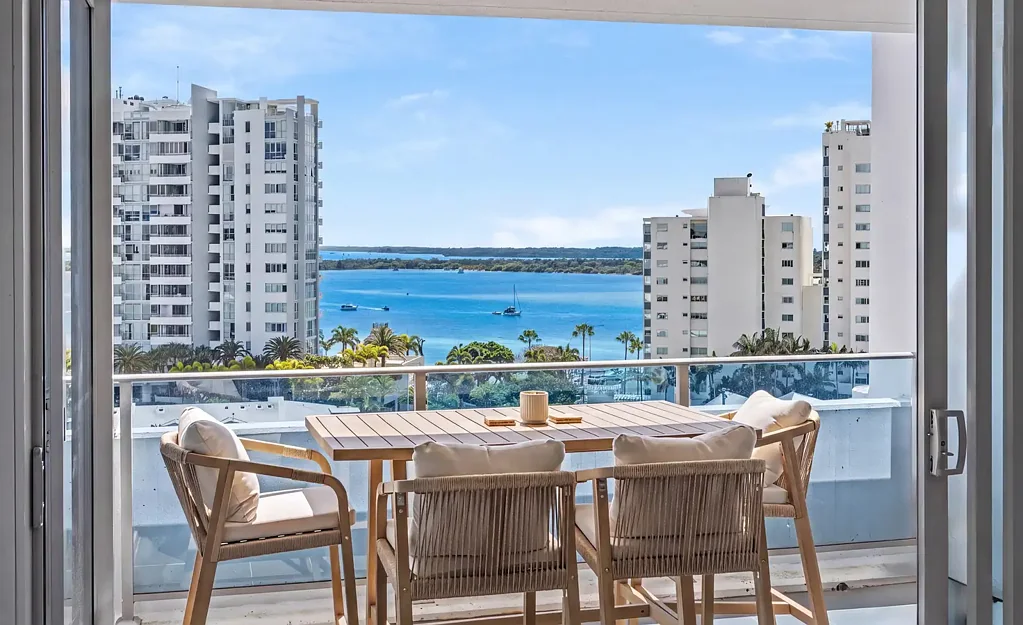 Labrador 3 Slaapkamer BIG ON SPACE, BIG ON VIEWS,  BRILLIANT BROADWATER LOCATION