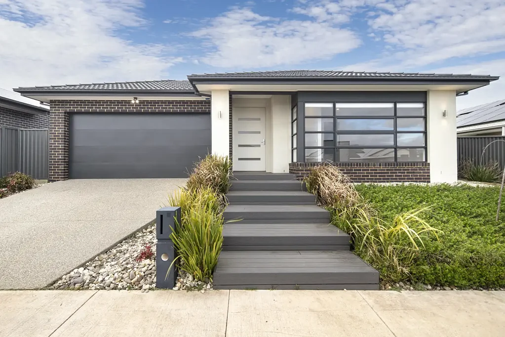 PRESTIGIOUS FAMILY HOME IN POPULAR LUCAS LOCATION