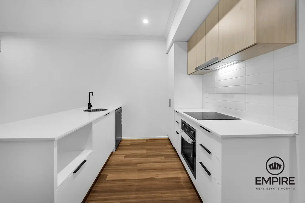 Clyde North 3 Slaapkamer Style, Space & Sophistication! No Body Corp!