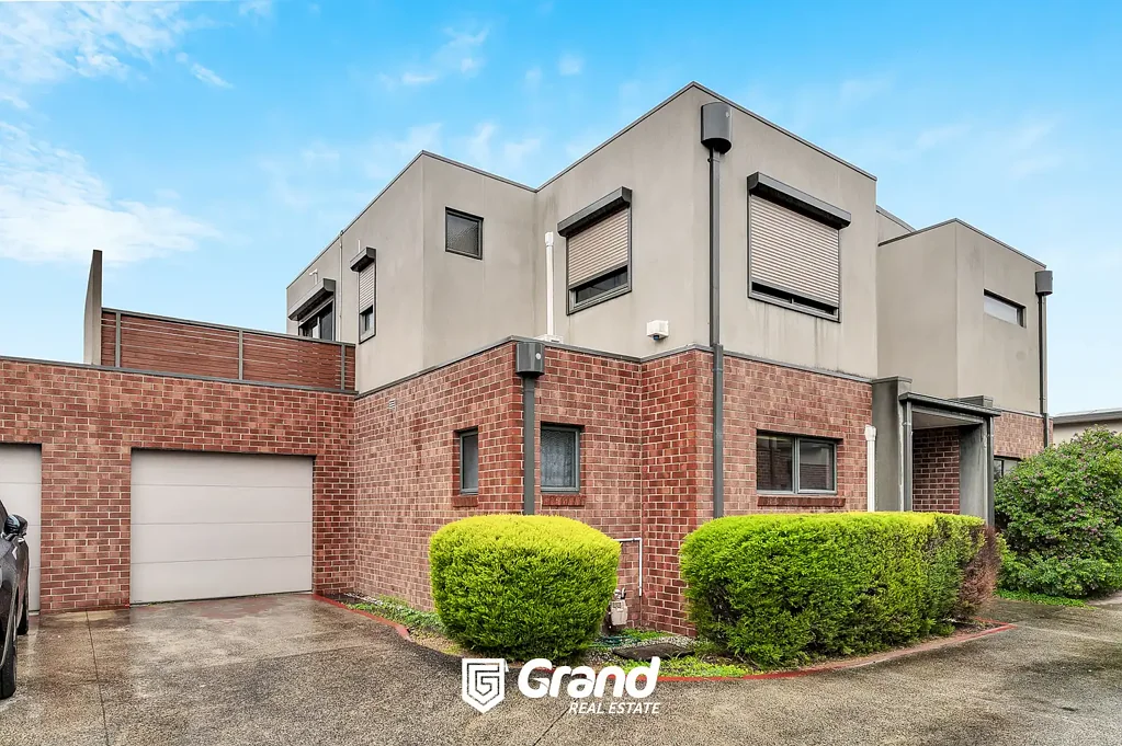 -UNDER APPLICATION- 
BEAUTIFUL 3 BEDROOM TOWNHOUSE IN A PRIME POSITION IN NOBLE PARK !