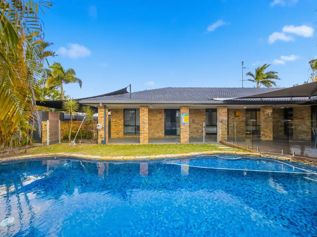 Hollywell 4房  Coastal Family Entertainer on a Rare 714sqm Corner Block -- Make your offer!
