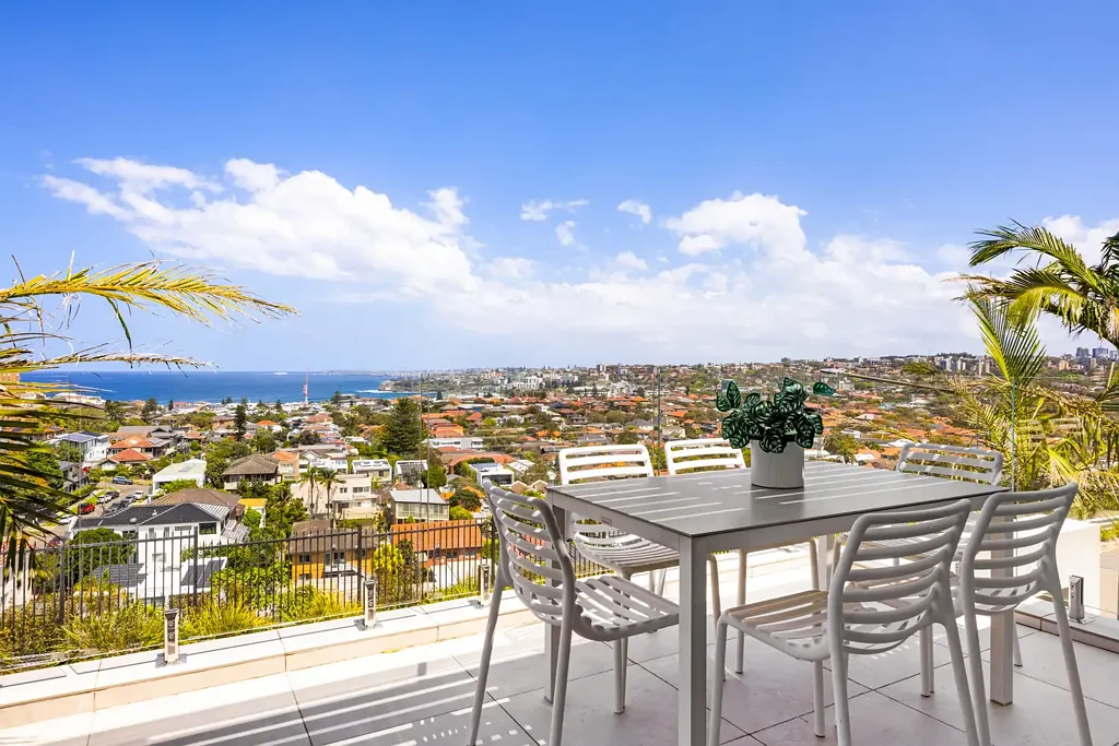 Dover Heights 2房 阳光充沛的两卧室港湾，尽享 Bondi 开阔美景，配备度假设施 Sun-Soaked 2-Bed Sanctuary With Sweeping Bondi Views, Resort Facilities