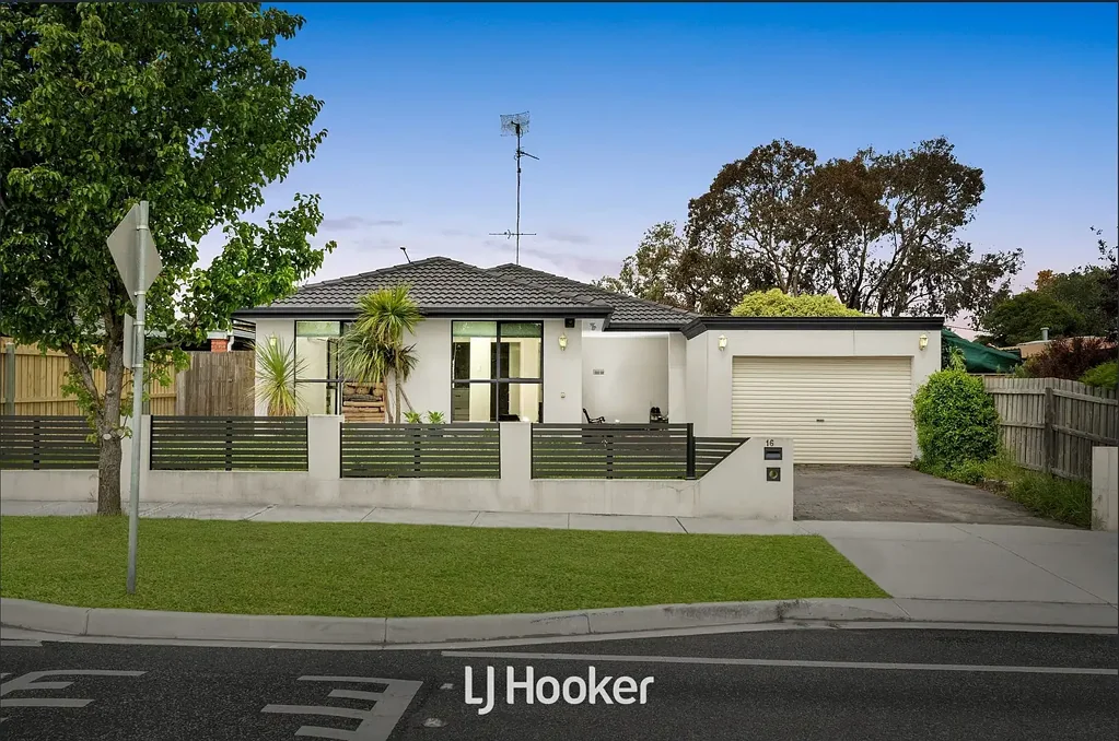 Narre Warren 4ห้องนอน Fully Renovated Family Home on 591sqm � Space, Style & Convenience