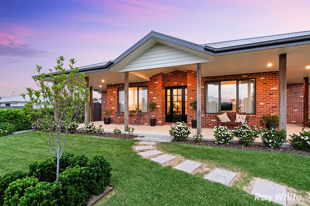 118 Lakehaven Drive, Lake Albert, NSW 2650