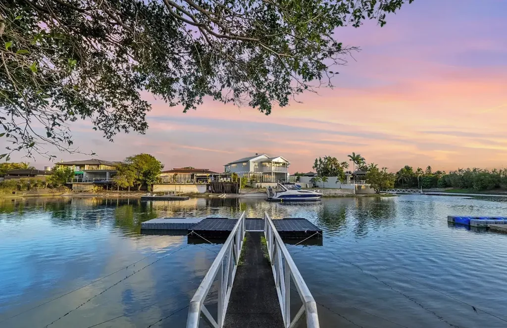 Surfers Paradise 4房  Single-Level Waterfront Entertainer in Coveted Isle of Capri