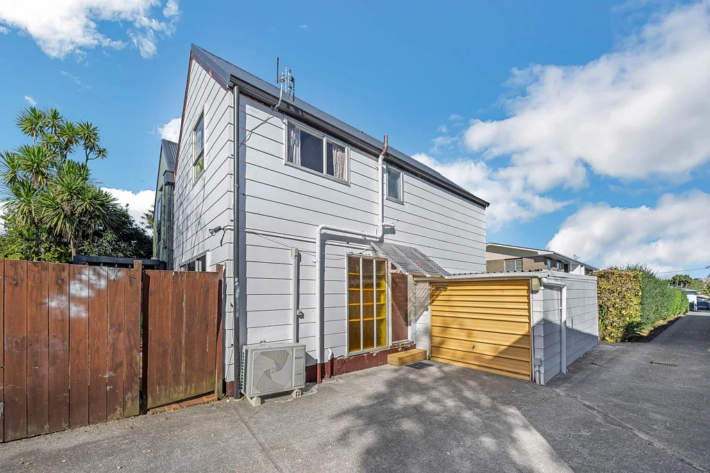 Mount Albert 3 Slaapkamer Do-Up Opportunity in Prime Mt Albert