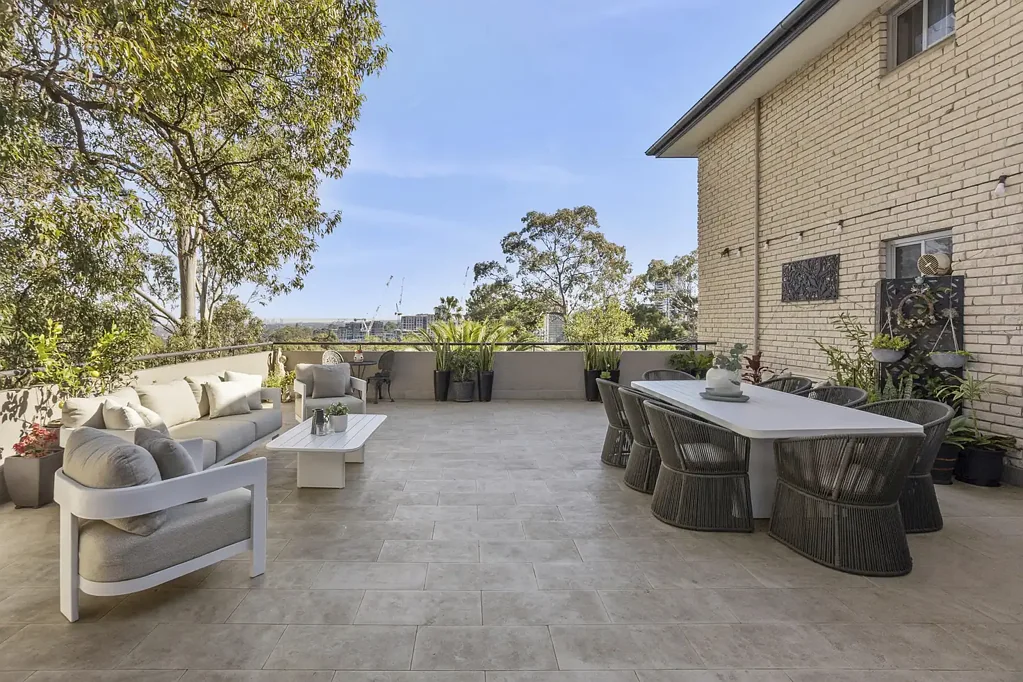 Wollstonecraft 3房 采光充足、格局宽敞的居所，带超大娱乐露台 Light-Filled Haven of Generous Proportions with a Vast Entertainers' Terrace