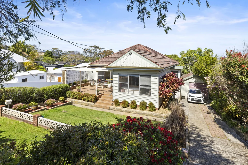 North Manly 3Moenga Rare 916sqm opportunity with sweeping district views