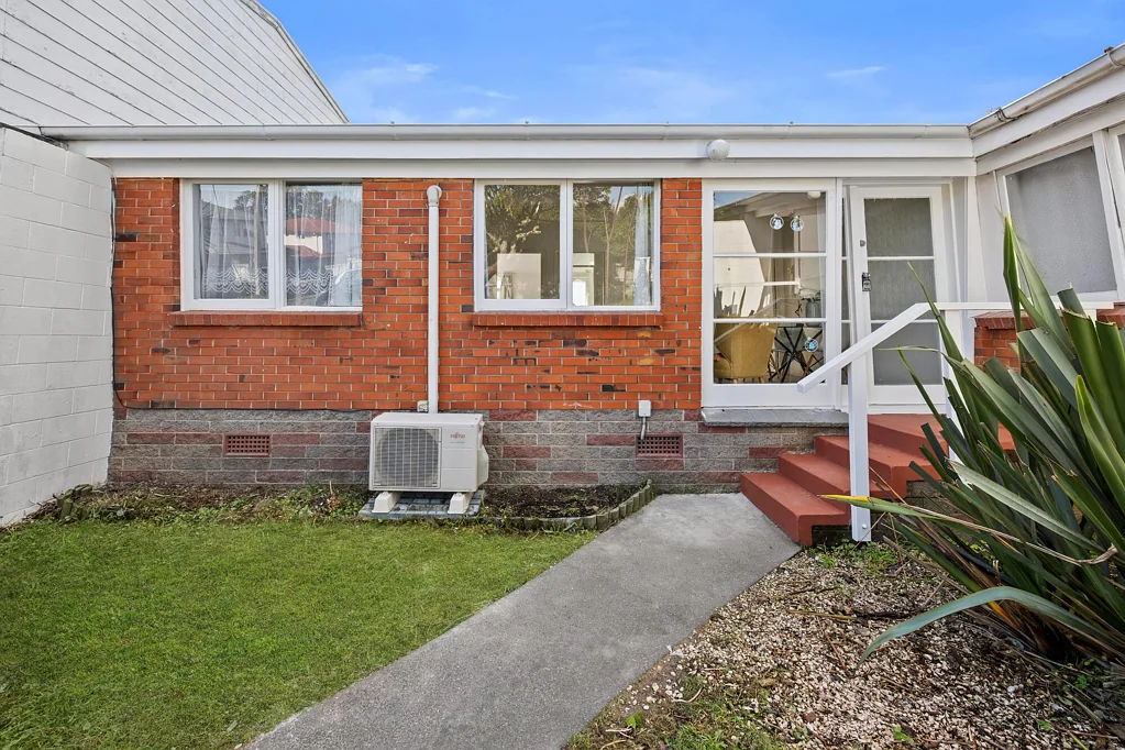 Onehunga 2 Bedroom Rear Beauty with a Sunny Backyard