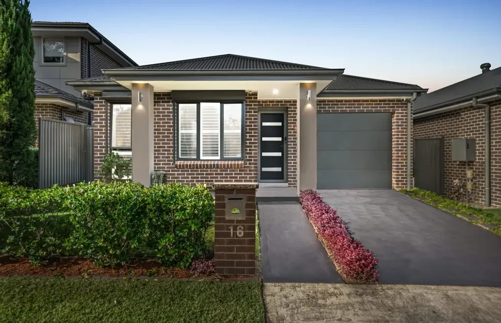 Jordan Springs 4Moenga Modern Family Living