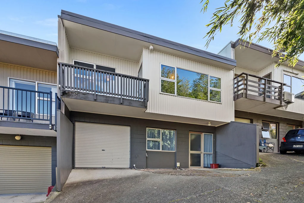 Onerahi 2 Slaapkamer Vacant & Ready to Go - Ample Unit with Sea Views